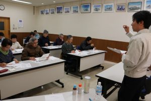 農業講座開催「説明を聞く受講者」