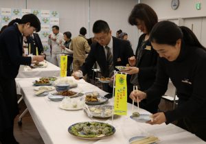 いいともあいち地域サロン交流会「試食する参加者」2