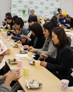 いいともあいち地域サロン交流会「試食する参加者」１