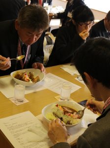 ダムカレー試食会「試食する参加者」2