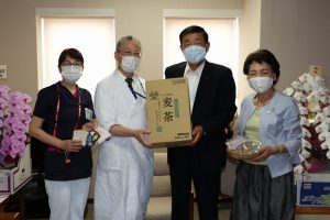 Ａ愛知北　小岩友美子 地域貢献　女性部手作りマスク・6次化商品「麦茶」病院へ寄贈