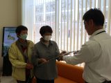 岩倉「母の日」イベントでカーネーションをプレゼント